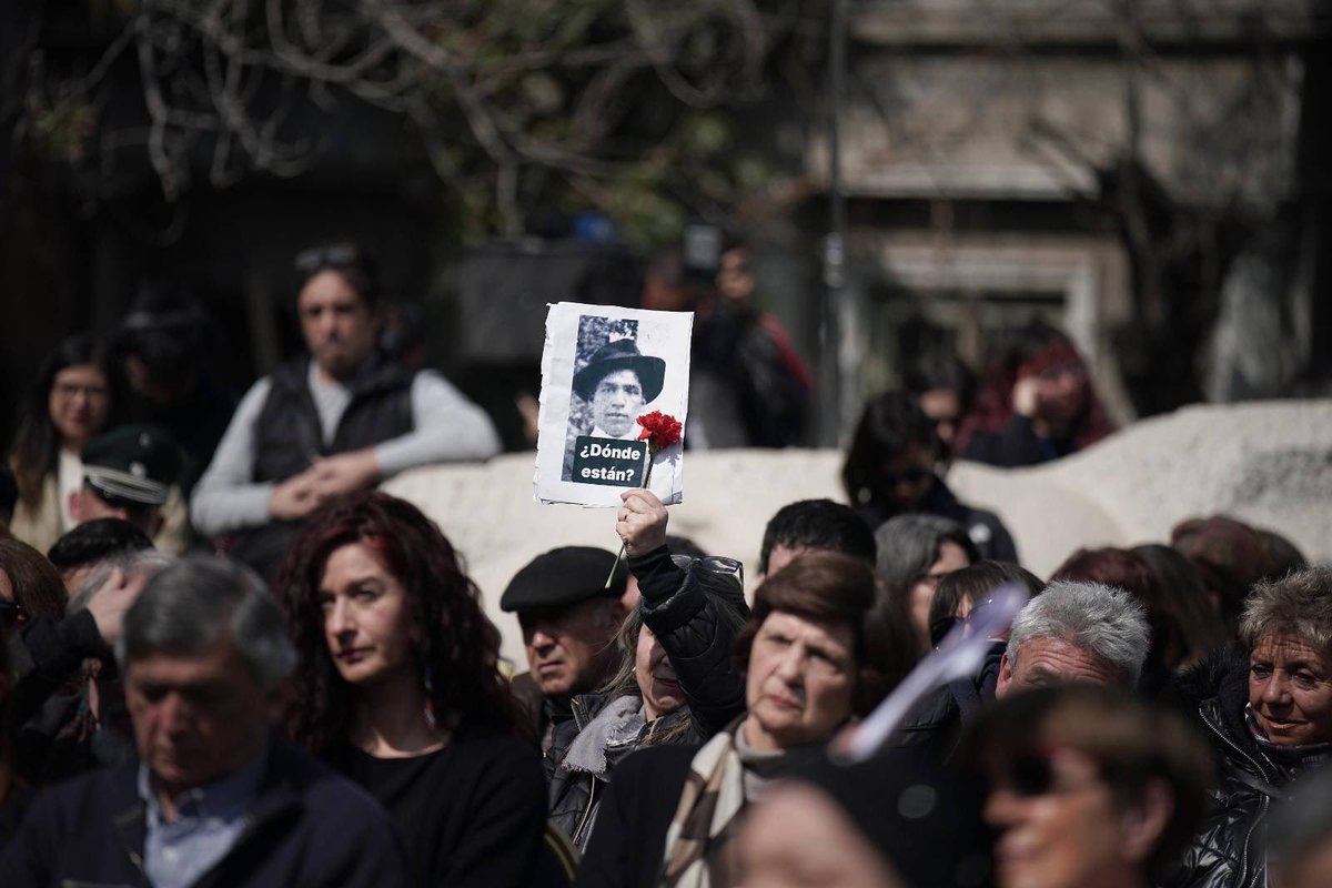 GabrielBoric's tweet photo. En el Día Internacional de las y los Detenidos Desaparecidos, recordamos a los 1.469 chilenas y chilenos víctimas de desaparición forzada durante la dictadura desde el memorial en el Cementerio General.

Son muchos los familiares que han partido sin saber qué ocurrió con sus seres queridos ni tener el derecho humano básico de enterrar a sus muertos. Por eso es tan importante el Plan de Búsqueda de Verdad y Justicia que presentamos hace un año y también los anuncios que hoy hicimos, trabajados junto a organizaciones de familiares y víctimas, con el objetivo de mejorar la memoria, la legislación y acceso a información sistematizada en torno a este transversal tema.

La memoria vence al olvido y la vida de las y los detenidos desaparecidos seguirá siempre presente en nuestros corazones.