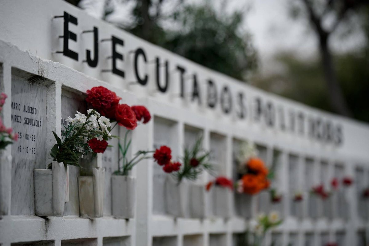 GabrielBoric's tweet photo. En el Día Internacional de las y los Detenidos Desaparecidos, recordamos a los 1.469 chilenas y chilenos víctimas de desaparición forzada durante la dictadura desde el memorial en el Cementerio General.

Son muchos los familiares que han partido sin saber qué ocurrió con sus seres queridos ni tener el derecho humano básico de enterrar a sus muertos. Por eso es tan importante el Plan de Búsqueda de Verdad y Justicia que presentamos hace un año y también los anuncios que hoy hicimos, trabajados junto a organizaciones de familiares y víctimas, con el objetivo de mejorar la memoria, la legislación y acceso a información sistematizada en torno a este transversal tema.

La memoria vence al olvido y la vida de las y los detenidos desaparecidos seguirá siempre presente en nuestros corazones.
