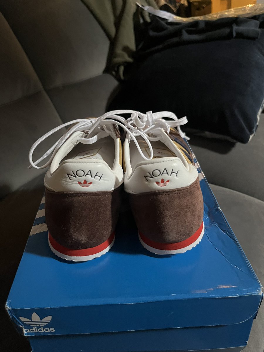 Friday sales, Adi Vintage runner Noah from 21. Never been outside as you can see from pics. Uk 7.5 but I think could fit an 8. No box or tags but will be sent in Bb. £75 tyd. All shares must appreciated