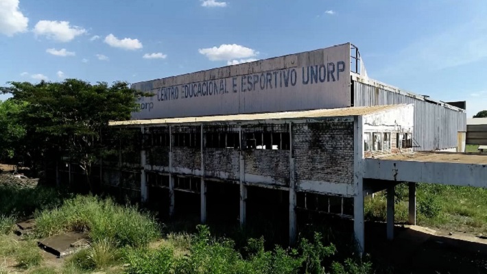 Ossada é encontrada em antigo prédio de faculdade em Rio Preto  sbtinterior.com/noticia/ossada…