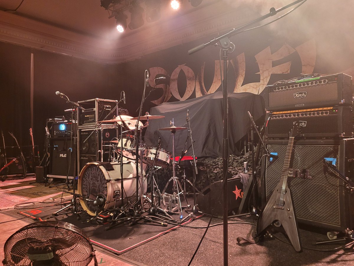 danivempire666's tweet image. Pourrais-je dire que je suis bien placé???

Contre la scène sans barrière 

#soulfly

🤘🤘🤘