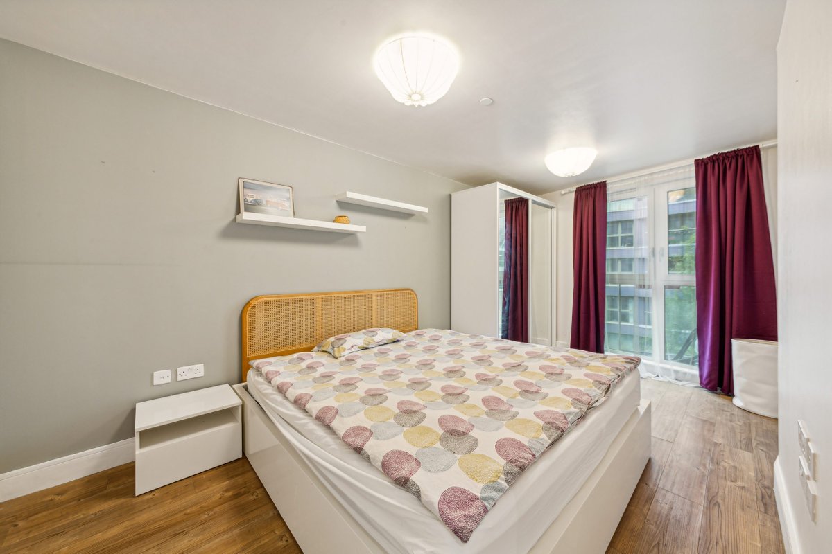 Experience #urbanliving in this stylish 2bed flat in one of London’s hottest spots!🏙️Open-plan living, sleek kitchen, 2 chic baths, and private balcony🌟Perfect blend of comfort &amp; convenience🚇Near #Arsenal, #Holloway Rd, &amp; Drayton Park stations. More info tinyurl.com/mfrnf38m
