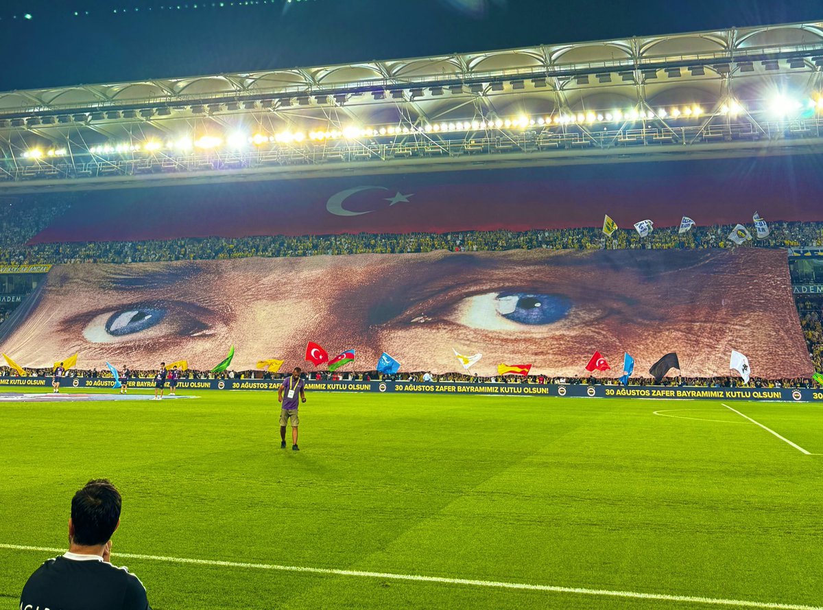 Fenerbahçe tərəfdarının Atatürk kareografisi və bayraqlarımız 🇹🇷🇦🇿

Çox gözəl bir görüntü çox❤️