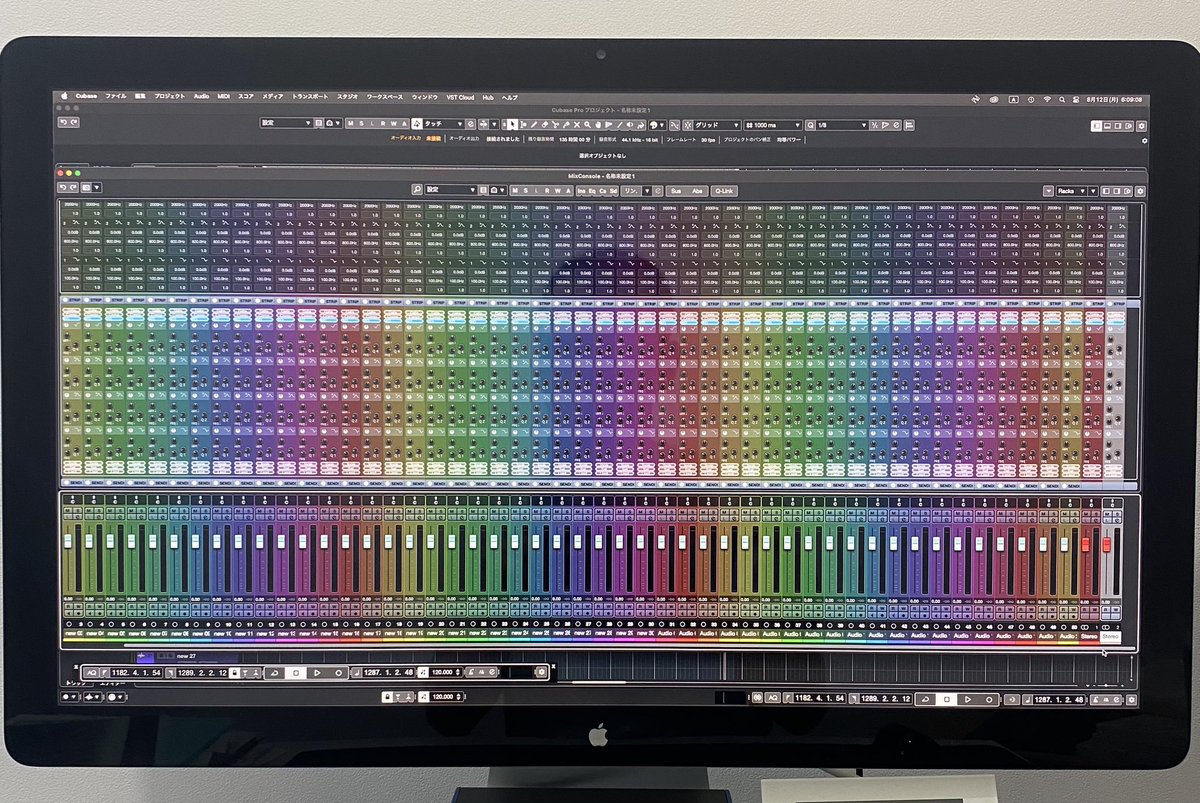 DSKimai's tweet photo. モニターを解像度の高い物に換えたので広範囲まで表示されるようになり、作業効率が上がると思ってたけど「文字小っさ！？」ってなって画面に顔近づけて目を細めてる😑いずれメガネ必要になりそう。 https://t.co/0Pg7mdd386