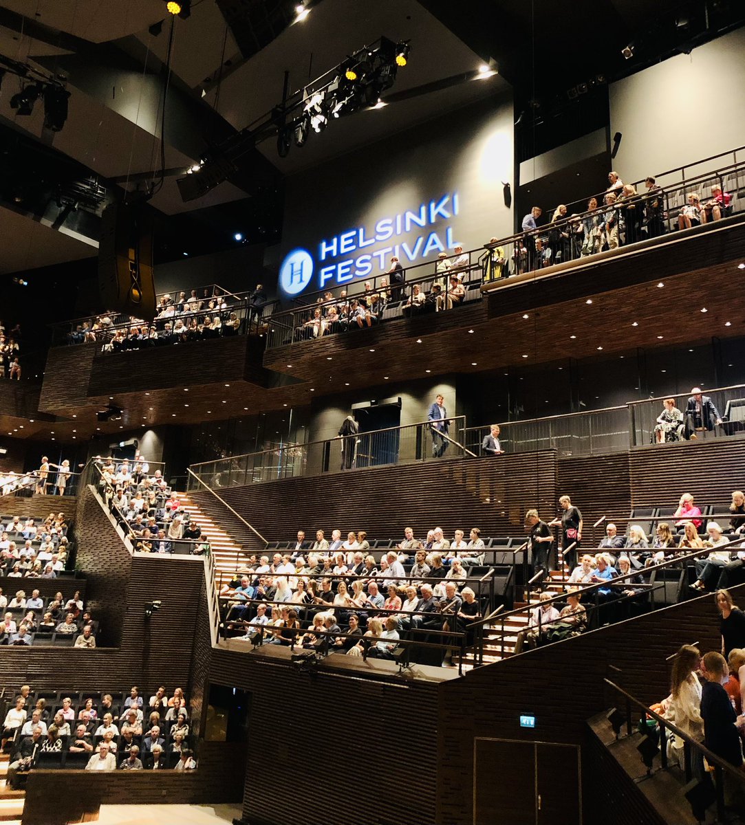 JohannaKukka's tweet photo. Musiikkitalon uudet urut soi sisuksissa saakka🤩 Urkuri Iveta Apkalna suoriutuu virtuoosimaisesti Philip Glassin sykkivästä minimalismista Bachin ikoniseen barokkiin. #Helsinkifestival kerää ihmiset yhteisen elämyksen äärelle, sitä tässä maailmassa tarvitaan. Eikö, @pekkasauri 🥰 https://t.co/AldVjw5gS9