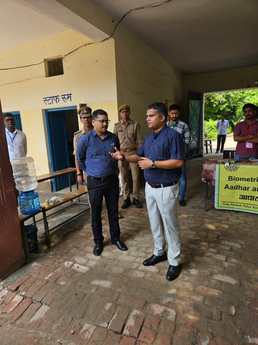 dmgbnagar's tweet image. उत्तर प्रदेश पुलिस आरक्षी परीक्षा-2023 के दौरान आज भवानी शंकर इंटर कॉलेज, सदर सराय सेक्टर 46 नोएडा में पहुंच कर प्रथम पाली की परीक्षा का जायजा लिया। सभी परीक्षा केंद्रों पर शांतिपूर्ण तरीके से आयोजित हो रही है परीक्षा एवं सभी सुरक्षा व्यवस्थाएं सुदृढ़ है। @CMOfficeUP @UPGovt
