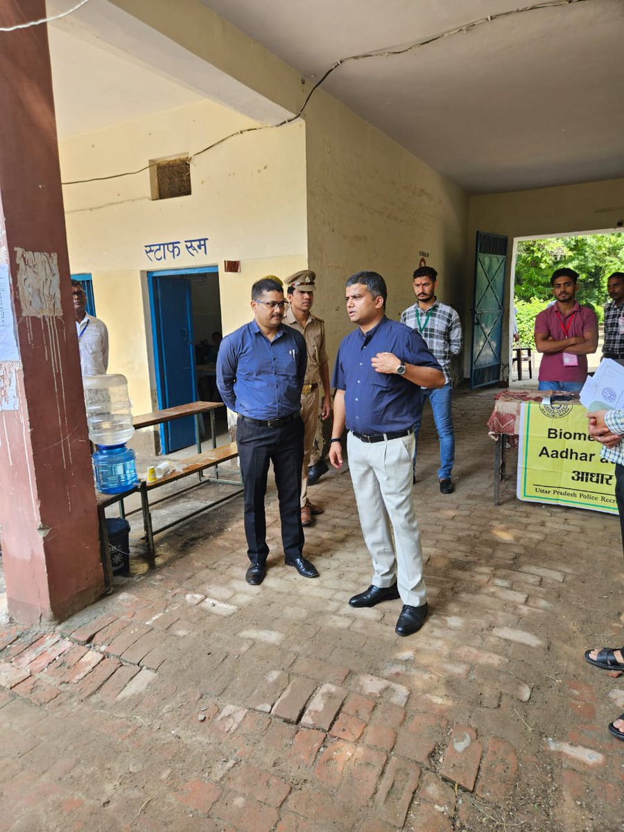 dmgbnagar's tweet image. उत्तर प्रदेश पुलिस आरक्षी परीक्षा-2023 के दौरान आज भवानी शंकर इंटर कॉलेज, सदर सराय सेक्टर 46 नोएडा में पहुंच कर प्रथम पाली की परीक्षा का जायजा लिया। सभी परीक्षा केंद्रों पर शांतिपूर्ण तरीके से आयोजित हो रही है परीक्षा एवं सभी सुरक्षा व्यवस्थाएं सुदृढ़ है। @CMOfficeUP @UPGovt