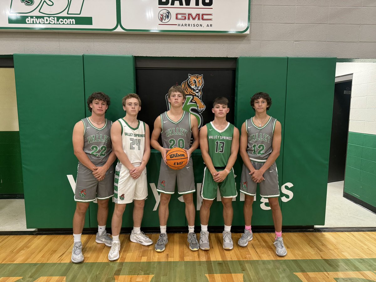VSTigersMBB's tweet photo. Varsity Threads courtesy of the class of 2024! 49 days until Green/White!🟢⚪️☑️ https://t.co/vGDGBVROYc