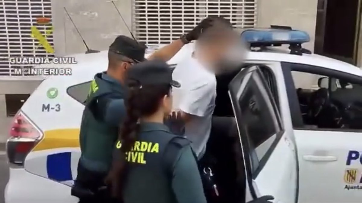 Hasta los huev0s que este Mor0 que violó a su vecina y le robó el teléfono móvil en Mallorca salga con la cara  pixelada. 

Levanta la mano si quiere que salgan todos los rostros públicamente tal y como hicieron con los de la manada de Pamplona. 🤚🏻