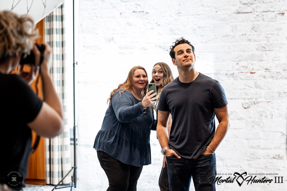 Ent_Event's tweet photo. Sunday Photo ops with Tessa &amp; Alberto at Mortal Hunters III, April 2024.

➰ Mortal Hunters IV | 26.-27. April 2025 | Maritim Düsseldorf | https://t.co/2X1b5IG5X7

#mortalhunters #mh3 #shadowhunters #shadowfam #shadowfamily https://t.co/bWUkOGbuz2