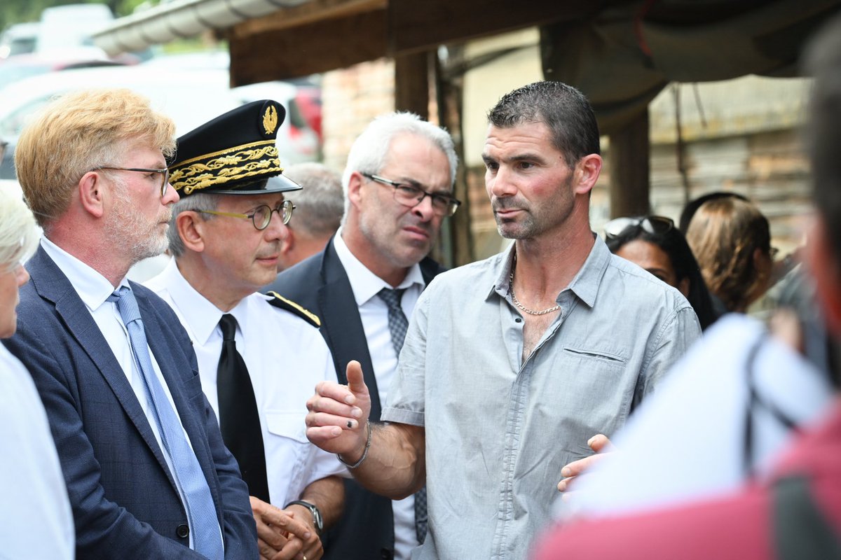 MFesneau's tweet photo. L’Etat toujours aux côtés des éleveurs pour lutter contre les crises sanitaires animales qui les touchent durement professionnellement et personnellement.  

À leur rencontre aujourd’hui sur une exploitation ovine à Flagy en Saône-et-Loire dans un département nouvellement touché par la fièvre catarrhale ovine de sérotype 3.
 
J’y annonce l’extension de la zone de vaccination à 4 nouvelles zones, conformément à la stratégie de prévention et d’anticipation, unique en Europe, mise en place par l’Etat français.

C’est près de 14 millions d’euros de vaccins supplémentaires qui vont être commandés.
 
Depuis le début de la crise, la France est le seul pays agricole majeur à prendre en charge à 100% cette vaccination et à avoir anticipé la situation liée à l’apparition de la maladie.
 
Concernant la maladie hémorragique épizootique (MHE) qui touche uniquement les bovins nous commandons dès à présent, 2 millions de doses de vaccin pris en charge par l’Etat, permettant de protéger un million de bovins.

Ces doses seront mises gratuitement à disposition selon une stratégie vaccinale qui sera élaborée rapidement en concertation avec les filières. 
 
L’objectif est de garantir un volume de doses permettant de démarrer la vaccination dans les meilleurs délais.

Merci aux agents d’@Agri_Gouv, aux vétérinaires et aux services de l’Etat très mobilisés dont le travail en concertation est essentiel pour le déploiement des actions en lien avec les professionnels et les laboratoires.