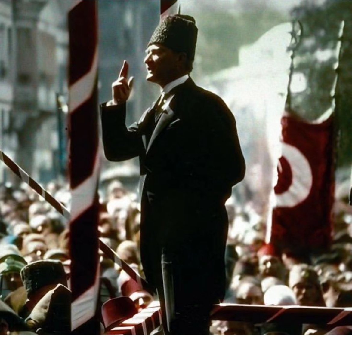 Ne demiştik? 

“Seni ve hatıranı anmıyor olmaları unutkanlıklarından değil, hep hatırlarında olmandan. 

Saygısızlıklarından elbette; ama daha çok Senin onları ürküten saygınlığından.

Bu milletinse kalbindesin. 

Vatan dün, bugün ve yarın Sana minnettardır ebedi