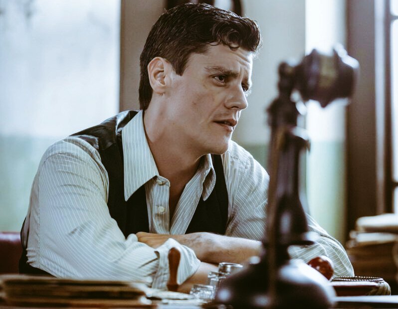 #grandhotel 
Όλοι στον ίδιο χώρο...
Ίσως είναι η κατάθεση για την εξαφάνιση της καμαριέρας?? 
Ο ρόλος του Σκιαραδέση σαν άλλος Ηρακλής Ποαυρό...
Εντωμεταξύ ακόμα ακατανόητος ο ρόλος του Αλέξανδρου...