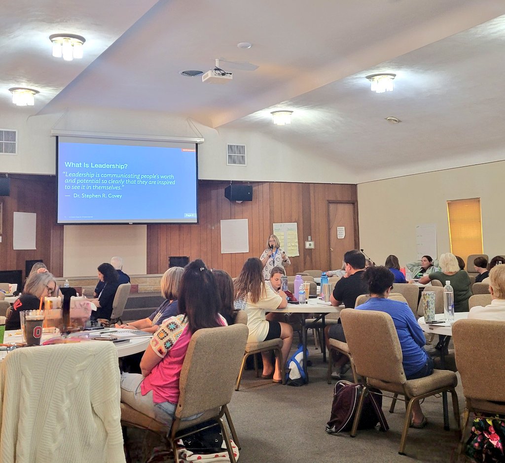 slitmanhall's tweet image. Best. Team. Ever. 💙🐾💛

@TheLeaderinMe PD and growing together! #WClearns #leadership