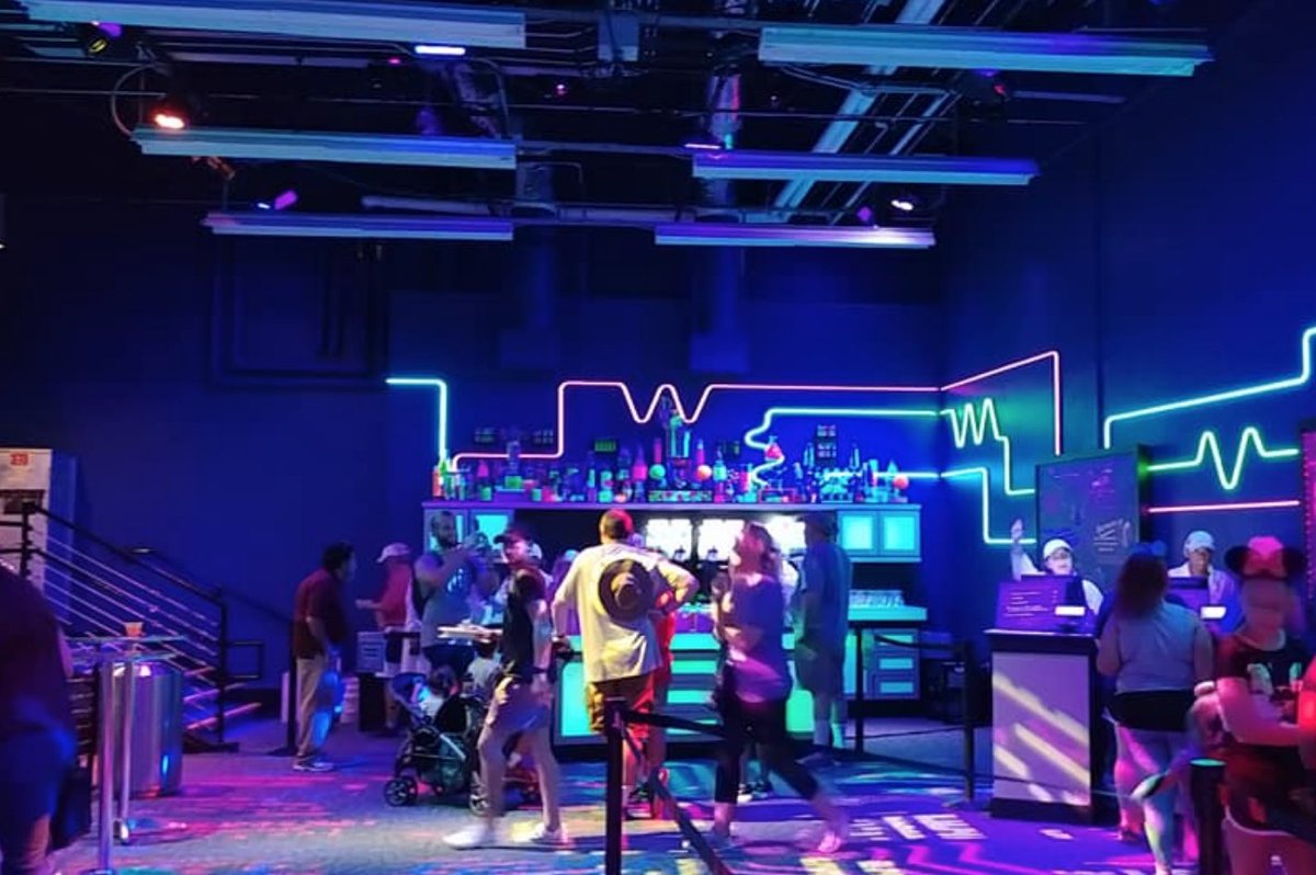 AshleyLCarter1's tweet photo. This picture popped up in my memories. Light Lab was one of the coolest marketplaces offered at EPCOT Food &amp; Wine Festival. Disney should bring it back. https://t.co/v3usLeJZp7
