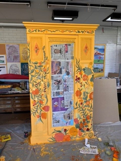 RWCMD's tweet photo. Ever seen something that makes your heart stop? Our #RWCMDDesign grads are doing just that with their murals, backdrops and life-like props in the @netflix series 'Heartstopper'.

Find out how we train industry-ready #ScenicArts graduates in our blog👉https://t.co/A8xA4KDdSA https://t.co/z8boXe0vk7