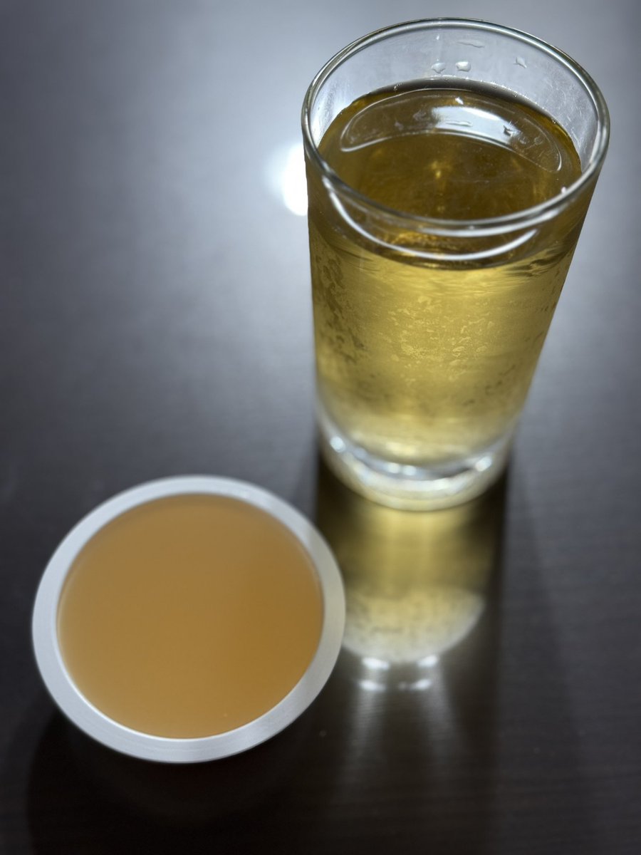 Uz6lZTRpgREuCUK's tweet photo. この時間からカフェイン入れたら多分寝付きに影響するので水出し白茶に。じんわり甘みが広がり、餅茶で大量買いは正解だったとしみじみ思う。瑞々しいピーチゼリーと共に。
#茶好連
#楽庵
#月光白一芽一葉
#FOUCHER
#ジュレクレーム https://t.co/dmr2A6oKIH