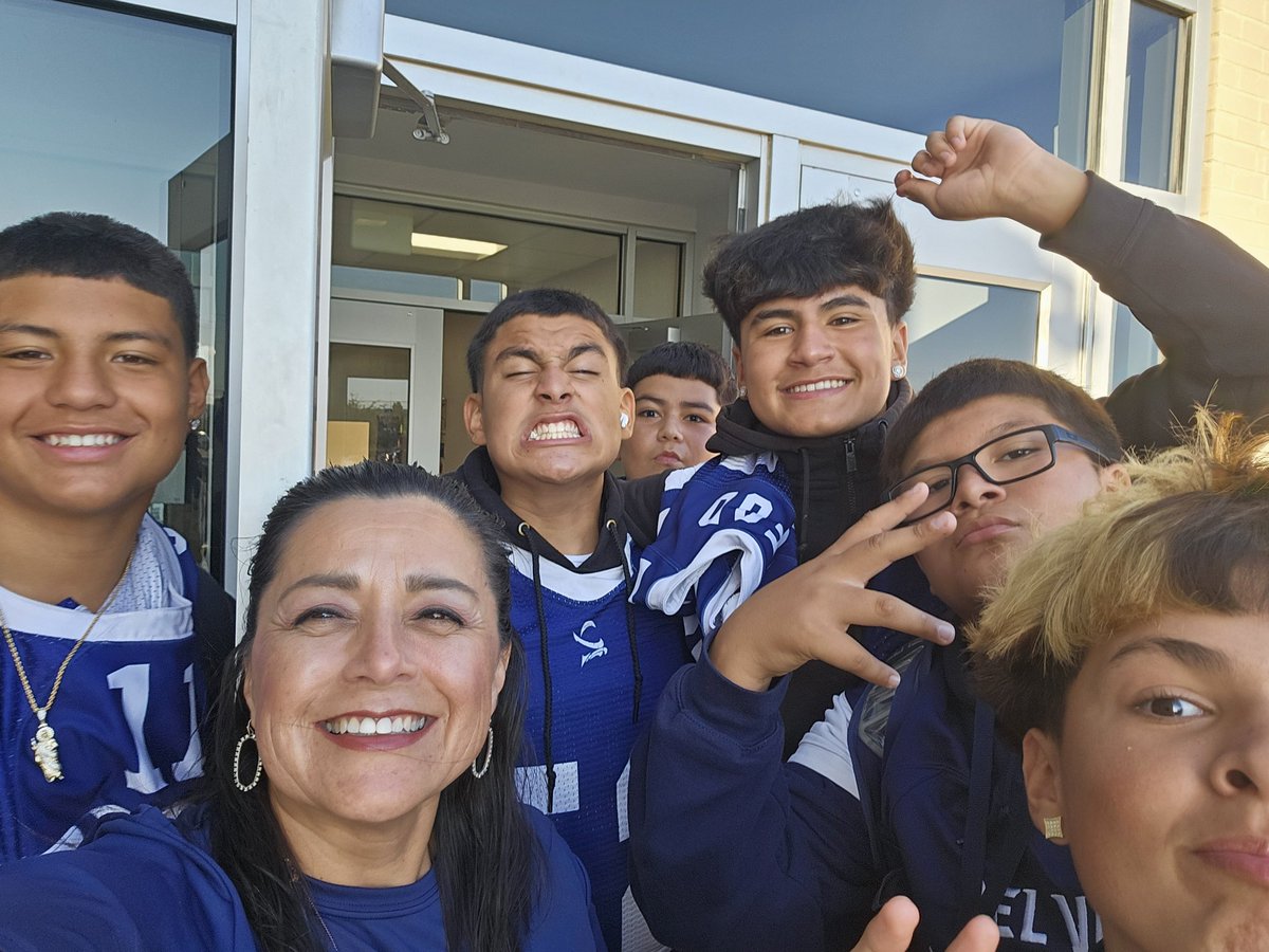 Rose Cereceres (@rm_cere) on Twitter photo Our 1st Feel Good Friday of the year! <a href="/Del_Valle_MS/">Del Valle Middle School</a> football team and coaches welcoming our students. It's great to be a Conquistador! <a href="/vronicasworld/">Veronica Frias</a> #OFOD <a href="/DVmiddlesports/">Richie Vasquez</a> <a href="/sramirez101/">Sara Ramirez, M.Ed</a> <a href="/LucianoAlcala2/">Luciano Alcala</a> #B>B4 Our 1st Feel Good Friday of the year! <a href="/Del_Valle_MS/">Del Valle Middle School</a> football team and coaches welcoming our students. It's great to be a Conquistador! <a href="/vronicasworld/">Veronica Frias</a> #OFOD <a href="/DVmiddlesports/">Richie Vasquez</a> <a href="/sramirez101/">Sara Ramirez, M.Ed</a> <a href="/LucianoAlcala2/">Luciano Alcala</a> #B>B4