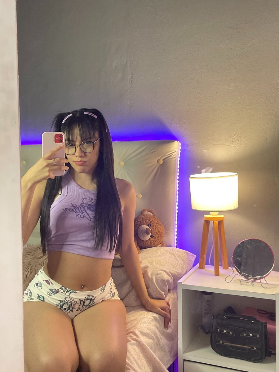 ashleyxwade's tweet photo. @itschlostar i see a beautie in that mirror https://t.co/M7RZCbKReV