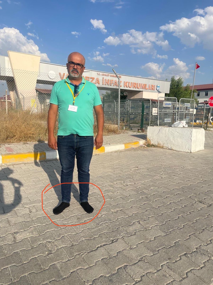 Van Barosuna kayıtlı Avukat İsmail Güler, müvekkiliyle görüşme yapmak için gittiği Van Ceza İnfaz Kurumunda önce aramaya tabi tutuldu, hakarete maruz kaldı. 

Ardından ayakkabısında metal parça olduğu gerekçe gösterilerek ayakkabıları alındı ve ayakkabısız bir şekilde dışarı