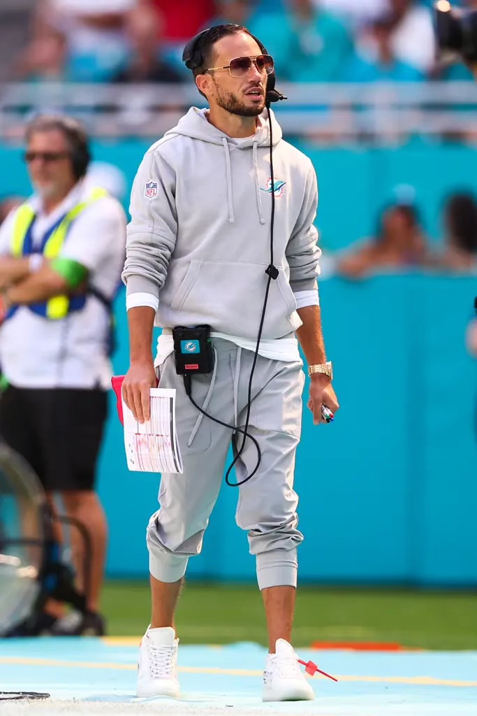 JeffDarlington's tweet image. Breaking News: Dolphins coach Mike McDaniel has signed a new contract that extends him through the 2028 season, sources said. 

Under McDaniel, the Dolphins had the top-ranked offense in the NFL in 2023 (first time since 1994). They also had their first back-to-back playoff…