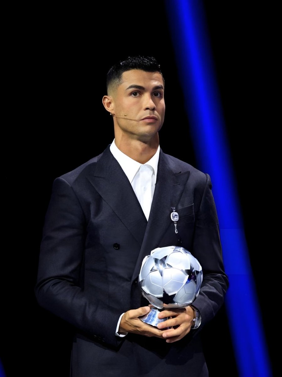 Cristiano Ronaldo: "Arabistan'a taşındığımda baskı hissetmedim. 

Benim üzerimde baskı yok.

Baskı, savaşın ortasında kalan çocuklarda. Yemekleri yok, geceleri üzerlerine bombalar yağıyor. Benim için baskı budur."