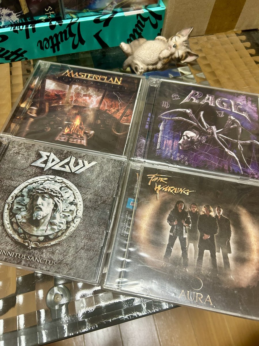 DreamCh24621504's tweet photo. Hi, guys.
I listened to these CDs on August 30th, 2024.
Aeronautics / Masterplan🇩🇪
#RolandGrapow
Strings to a Web / Rage🇩🇪
#AndréHilgers
Tinnitus Sanctus / Edguy🇩🇪
#JensLudwig
Aura / Fair Warning🇩🇪
#UleRitgen
I felt like German Metal today.
Have a nice weekend, friends.☺️ https://t.co/bh9cyWIfm1