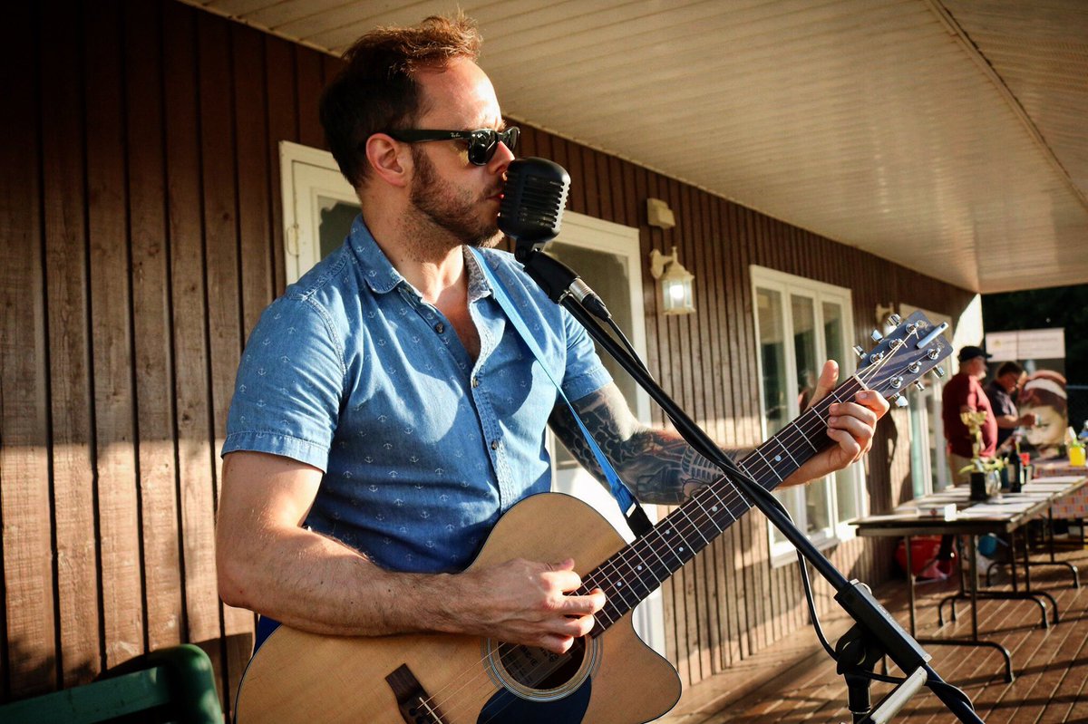 I wasn’t playing at <a href="/PiattoPizzeria/">Piatto Pizzeria + Enoteca</a> on the Friday that Elijah Wood dropped by for a pizza, but I am there tonight from 6:00 until 9:00. I humbly request that you and maybe a different movie star come hang out. Thanks.