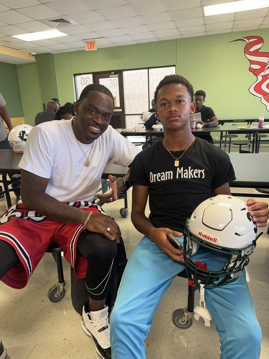 T_TurnerSmith's tweet photo. The power of a dad in a child’s life is unmatched. #DecalsWithDad @Ellison_QB_Club @DannyServance https://t.co/Sj15g0l4TT