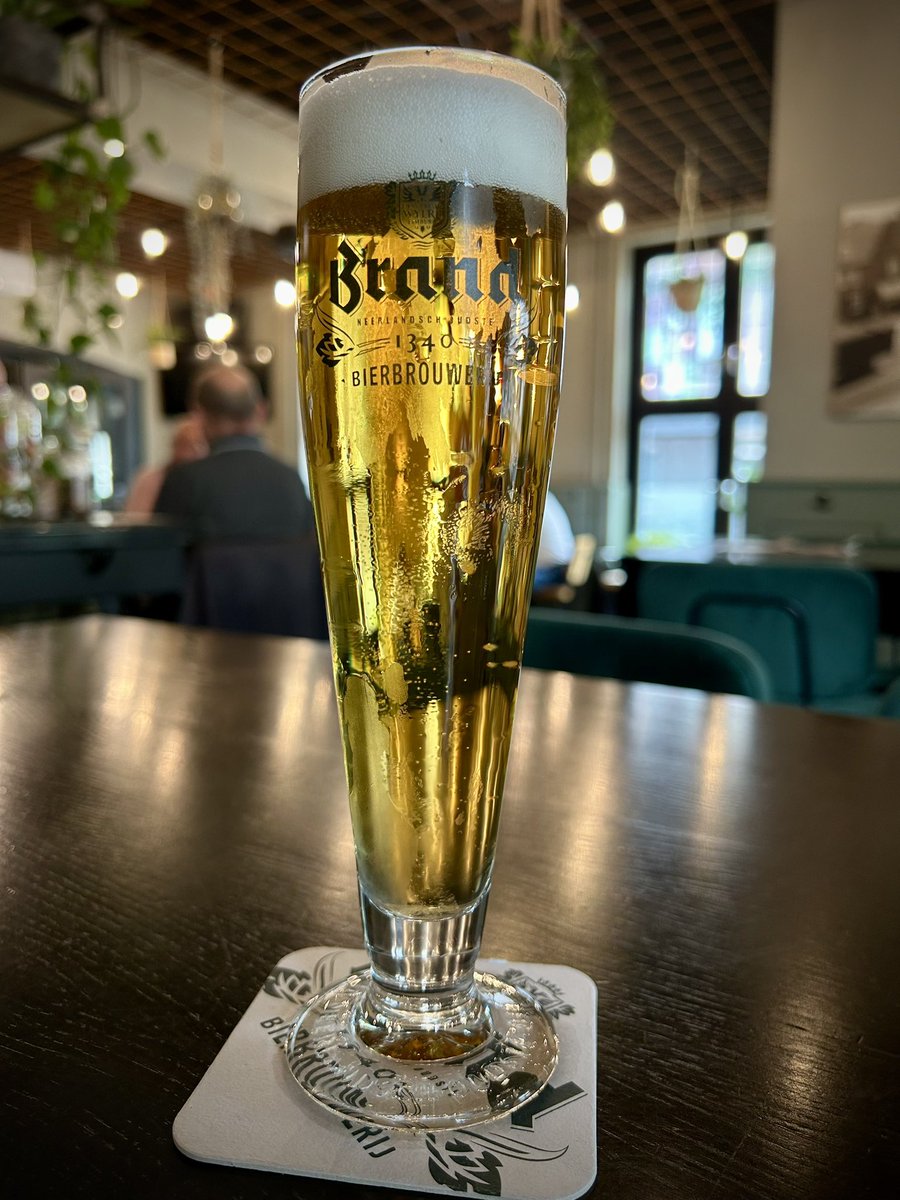JohanDerrez's tweet photo. Een biertje drink je nooit alleen, tenzij niemand meegaat naar de vrijmibo. https://t.co/qVTxI4xjwa