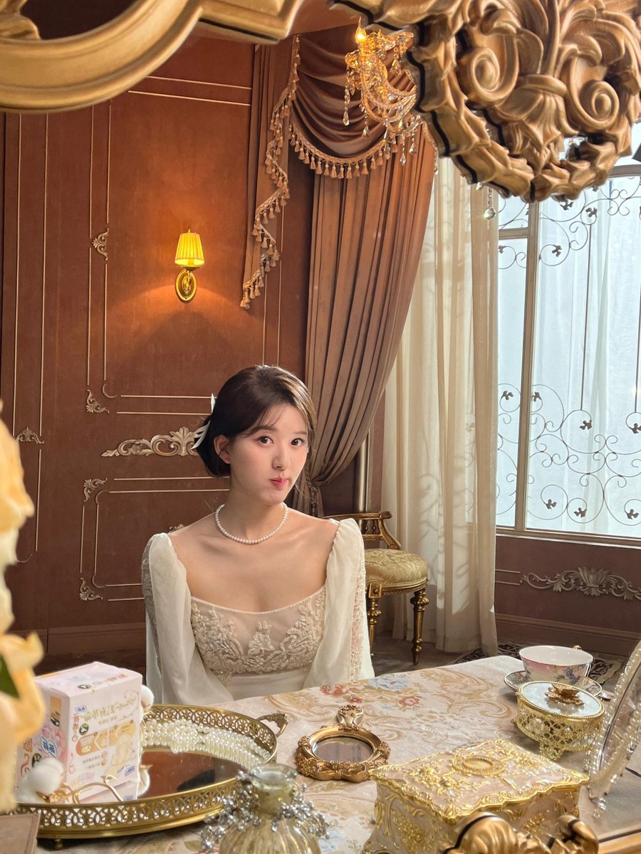 yueally27's tweet image. 난 정말 저런 단아한 옷 입고 저렇게 귀여운 입 모양으로 브이하면서 해맑게 사진 찍은 조로사 어린이가.. 컨셉을 이해 못한 것 ㄱ척. 하면서 휀들 마음을 훔쳐가셨다고 생각해.