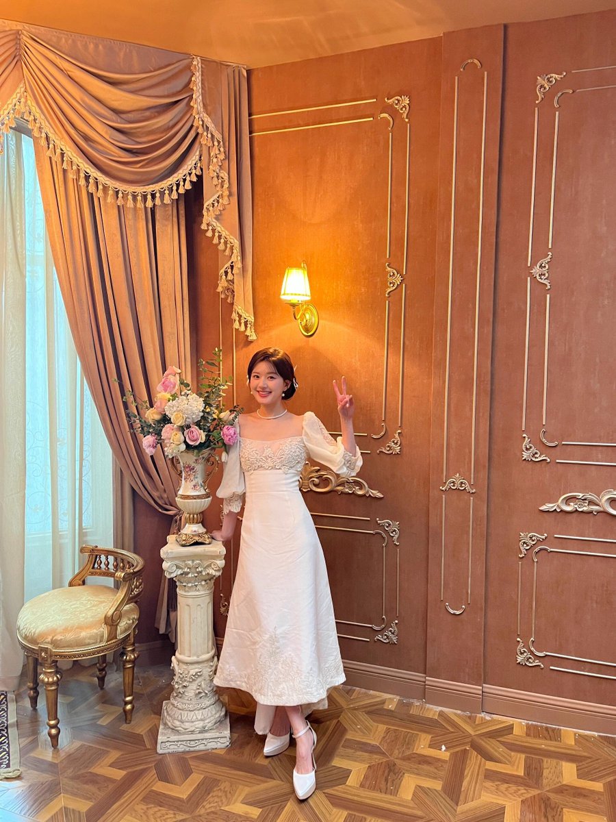 yueally27's tweet image. 난 정말 저런 단아한 옷 입고 저렇게 귀여운 입 모양으로 브이하면서 해맑게 사진 찍은 조로사 어린이가.. 컨셉을 이해 못한 것 ㄱ척. 하면서 휀들 마음을 훔쳐가셨다고 생각해.