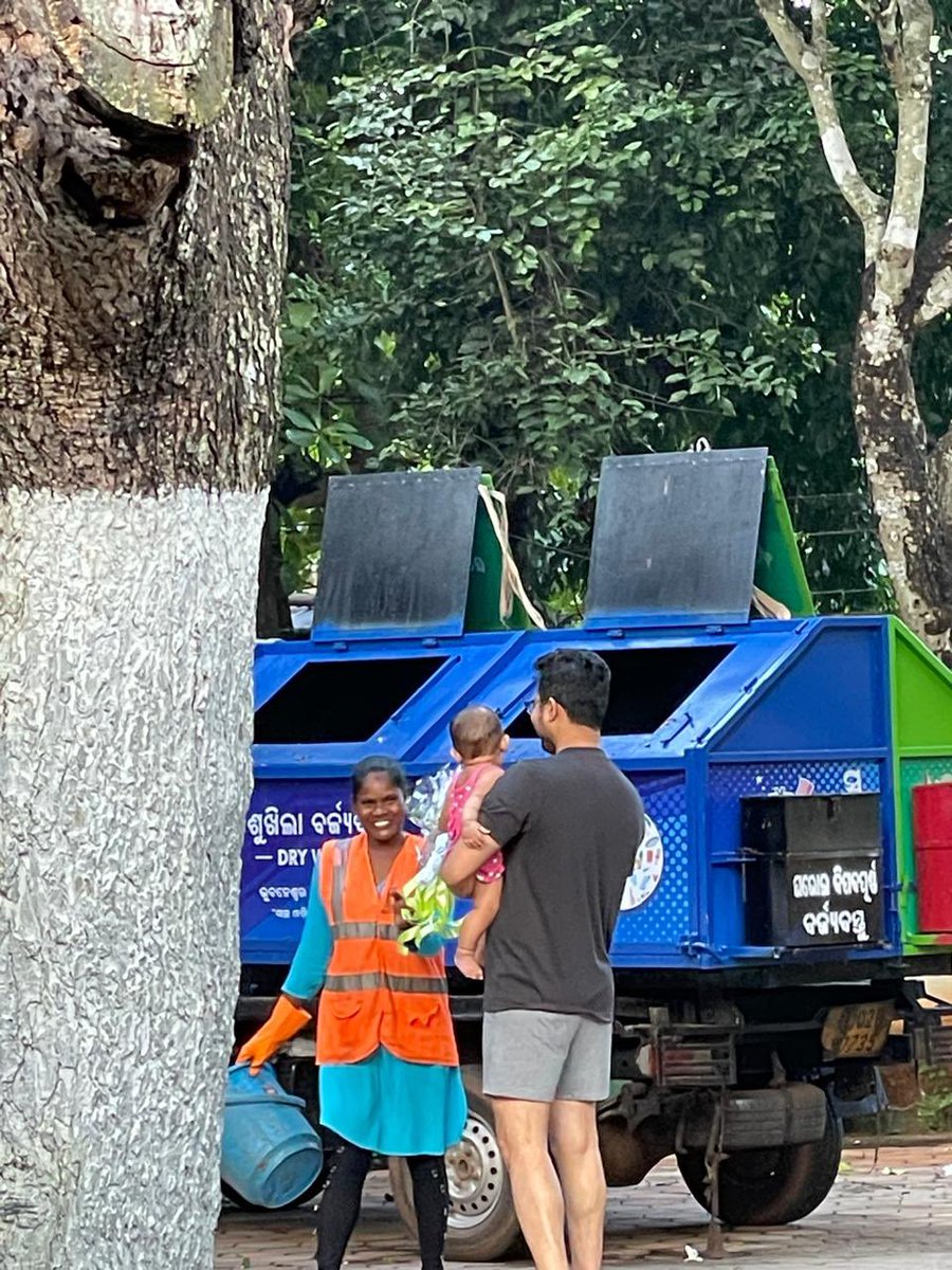 Aadya thanking BMC Safai didi with a bouquet in exchange for her daily morning smile. <a href="/AnanyaDasIAS/">Ananya Das</a>
