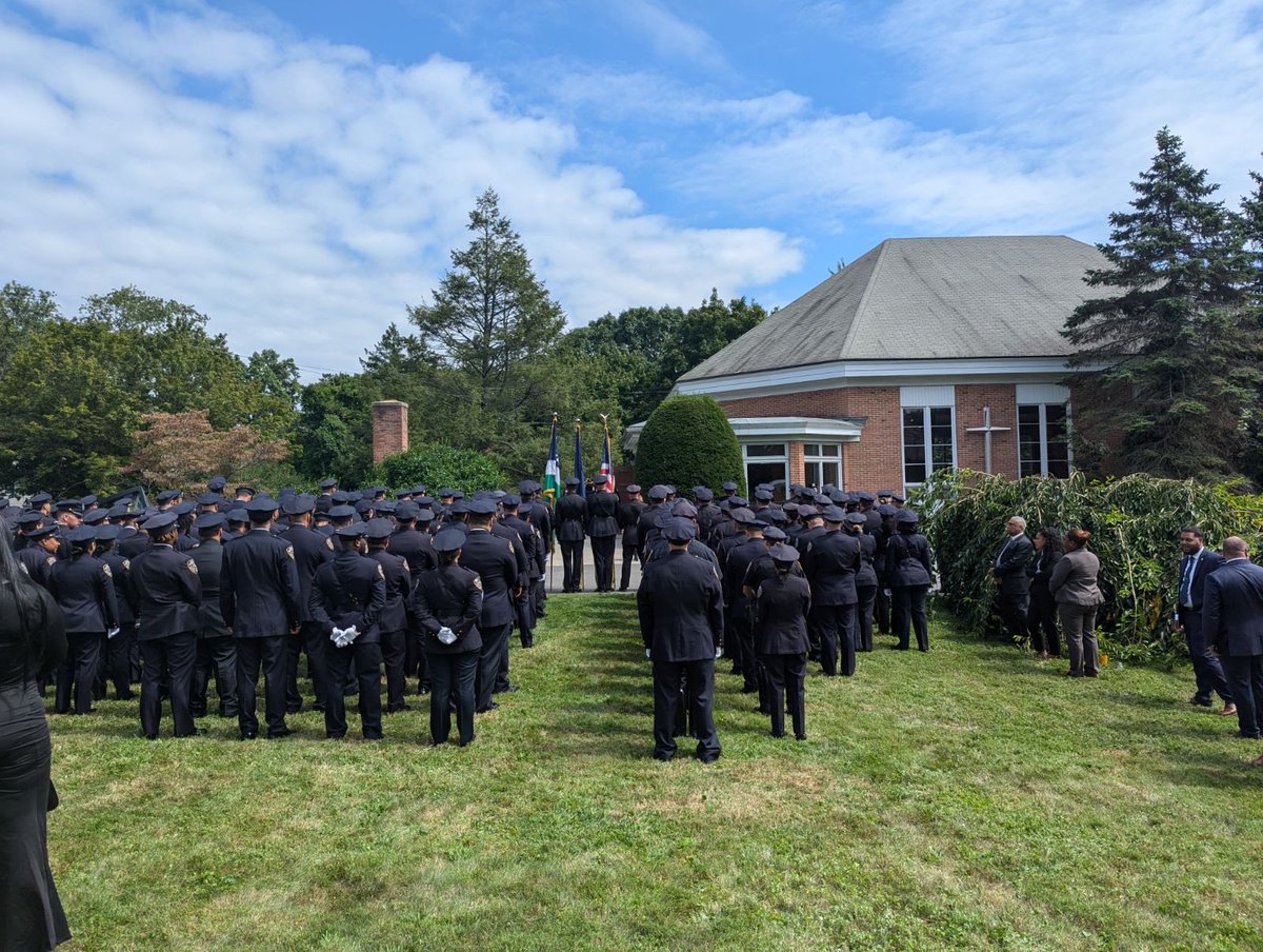 Yesterday, members of the NYPD along with outside agencies paid their respects to Gregory Purvis.

Through tears and heartache we find strength in each other.

If you or someone you know is struggling, please reach out. #youarenotalone ⁦<a href="/NYPDdcer/">Deputy Commissioner Employee Relations Lisa White</a>⁩