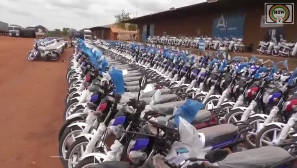 🚨 #Niger🇳🇪 Grande nouvelle ! La Douane Nigérienne frappe fort avec la saisie de 602 motos dans deux camions ! Le Ministre de l’Intérieur a salué cet effort essentiel pour la sécurité de notre nation. Ensemble, continuons à protéger notre pays ! 💪🏽🇳🇪 #Securité #FiertéNiger