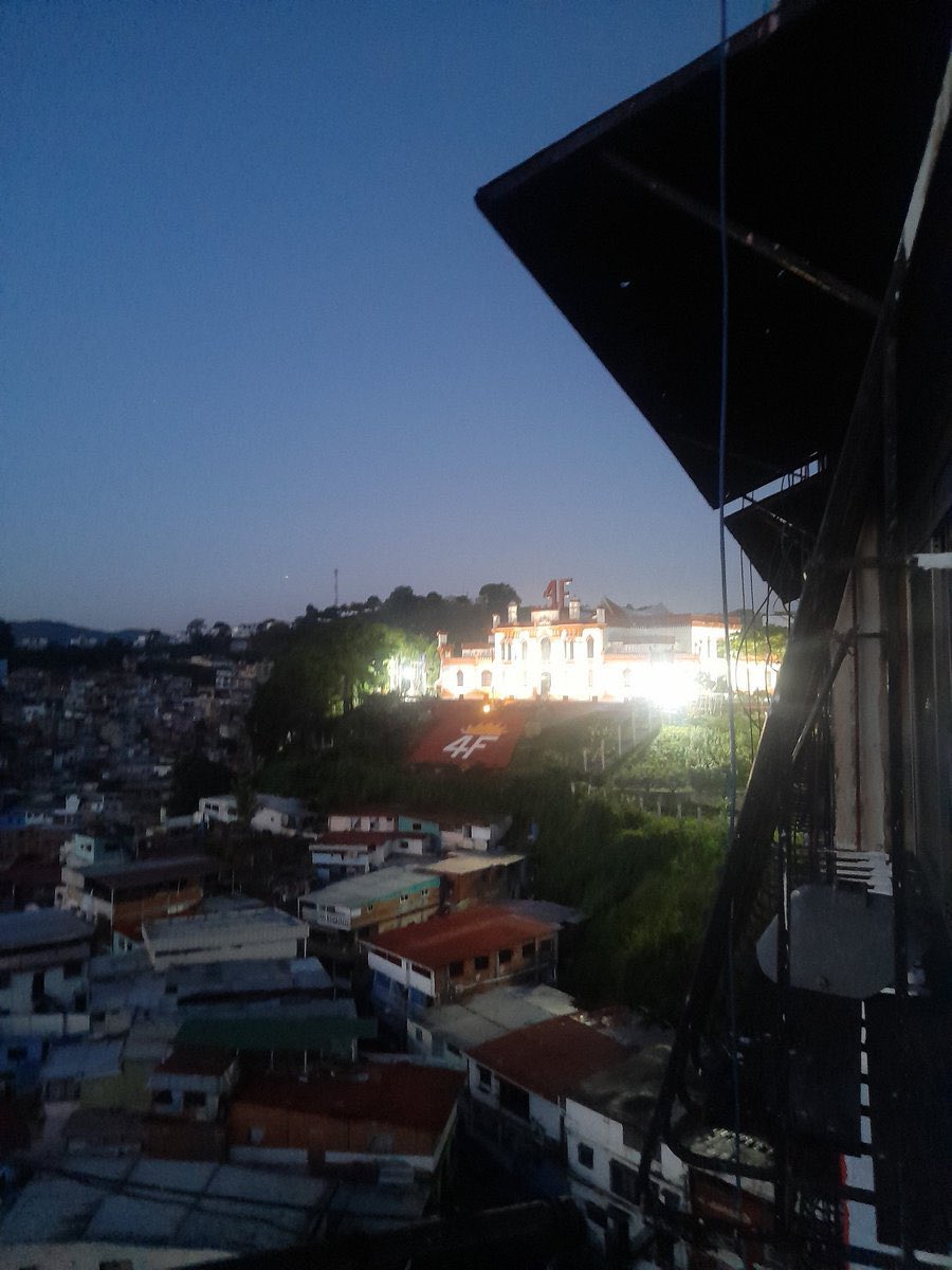 Miraflores con luz y el resto del país en la penumbra, castigado por el criminal de delitos de lesa humanidad Nicolás Maduro. Esto es lo que apoya Gustavo Petro. ¿Se puede ser así de cruel con un pueblo que ODIA a un tirano?