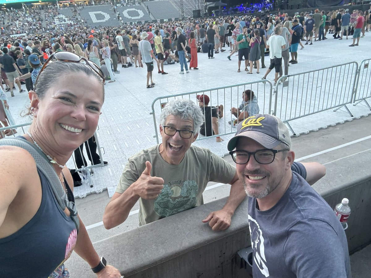 robstorm's tweet image. Always fun bumping into great Phish Pholk at shows! #phish @zzbenz @Wombat_Matt @GrayDear