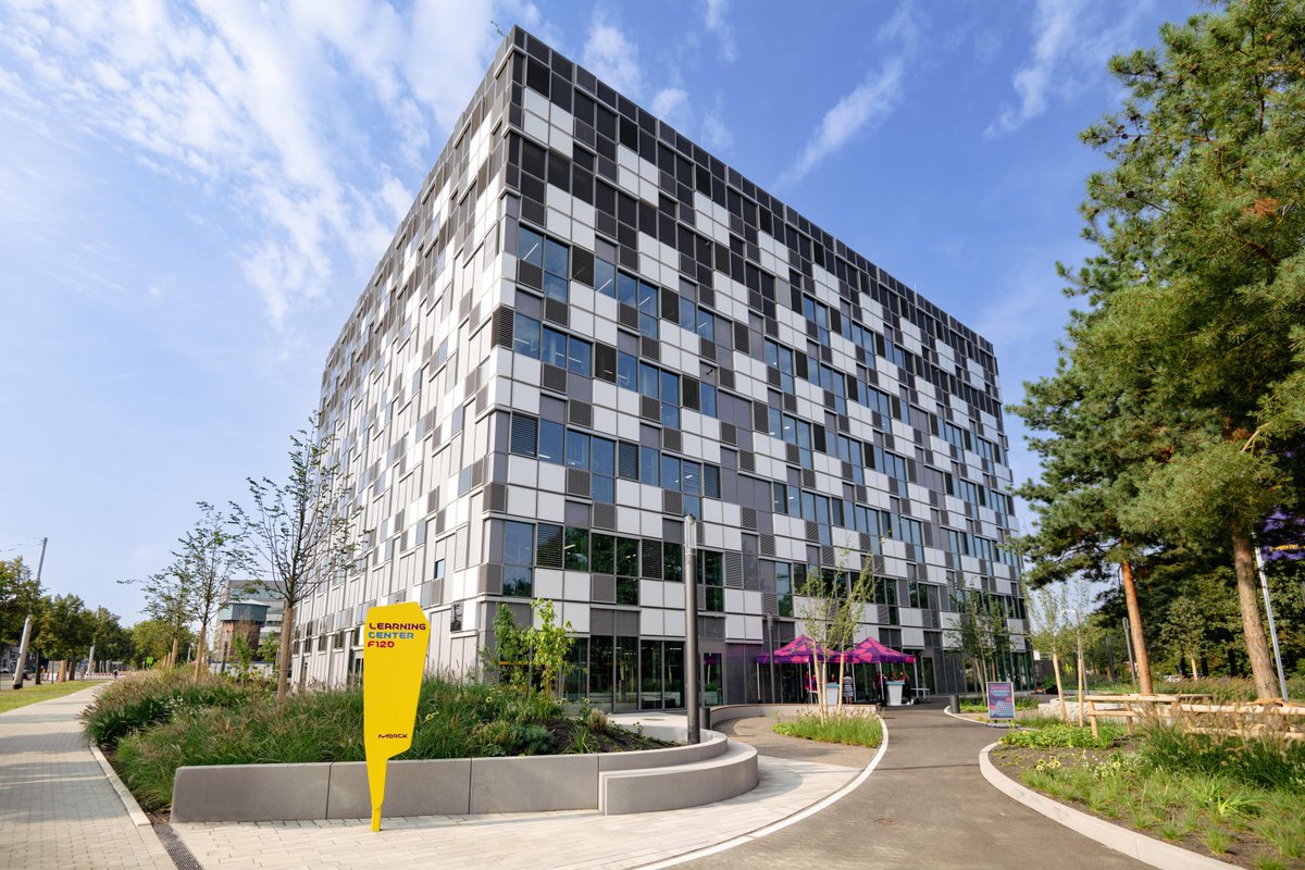 merck_de's tweet photo. Heute feiern wir die Eröffnung unseres neuen Learning Centers in Darmstadt! Hier bringen wir alle Auszubildenden unter ein Dach. Ein großes Dankeschön an alle Beteiligten! Mehr Infos hier:  https://t.co/hNv7tgrmsC
#MerckLearningCenter #Innovation #GrandOpening https://t.co/XsYGObzHOj