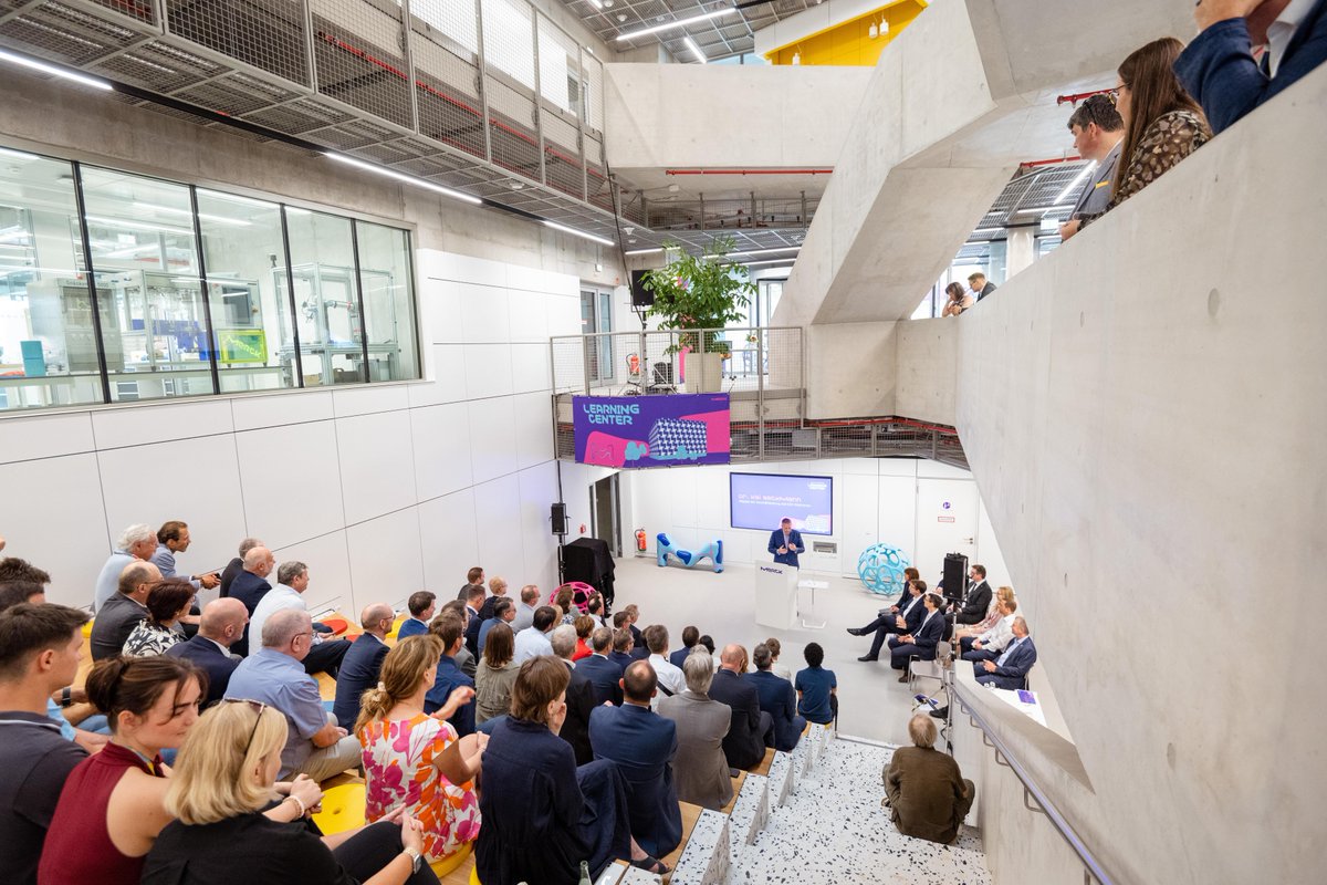 Heute feiern wir die Eröffnung unseres neuen Learning Centers in Darmstadt! Hier bringen wir alle Auszubildenden unter ein Dach. Ein großes Dankeschön an alle Beteiligten! Mehr Infos hier:  ms.spr.ly/6013l7lRW
#MerckLearningCenter #Innovation #GrandOpening