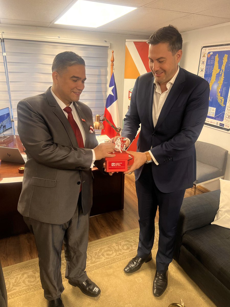 Chile no solo exporta minerales, sino también “minería” y ahora institucionalidad minera. Recibimos al presidente de la Fundación Minera del Perú Eduardo Lanao 
Peruanos inspirados en la experiencia chilena, constituyeron su propia institución para promover la educación 🏆