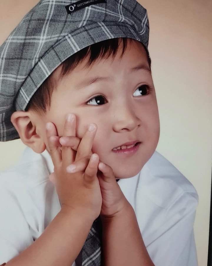 kyuteumepie's tweet photo. Wallpaper 🍎Watch nya papa James lucu banget foto kecil baby Jeyiiii🥹✨ https://t.co/xTkAH5Tyng