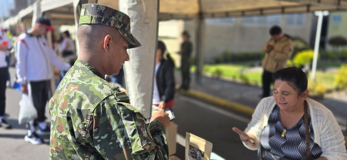 emisoraejercito's tweet photo. El @COL_EJERCITO apoya la economía @AgroComunal de nuestros campesinos, promoviendo que sus productos lleguen directamente, sin intermediarios. Los invitamos a disfrutar de estos alimentos frescos en el cantón militar de Puente Aranda. 
#ApoyemosLoNuestro  
#NuestroCompromisoEs🇨🇴 https://t.co/RTYVD1RwZq