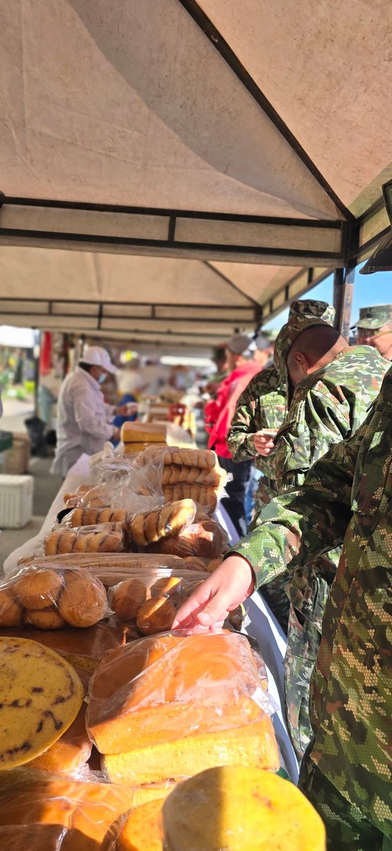 emisoraejercito's tweet photo. El @COL_EJERCITO apoya la economía @AgroComunal de nuestros campesinos, promoviendo que sus productos lleguen directamente, sin intermediarios. Los invitamos a disfrutar de estos alimentos frescos en el cantón militar de Puente Aranda. 
#ApoyemosLoNuestro  
#NuestroCompromisoEs🇨🇴 https://t.co/RTYVD1RwZq