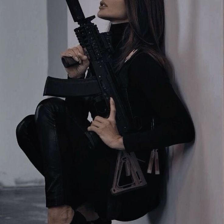 jsocosmic's tweet photo. Bodyguard | mimo shortfic

Myoui Mina sempre dedicou-se ao seu trabalho como guarda costas da família Hirai (...)  Após receber a ordem de proteger a primogênita dos Hirai's, Mina sente que entrou em um caminho sem volta, pois não tem uma convivência nada boa com Hirai Momo. https://t.co/024BLSzjvJ