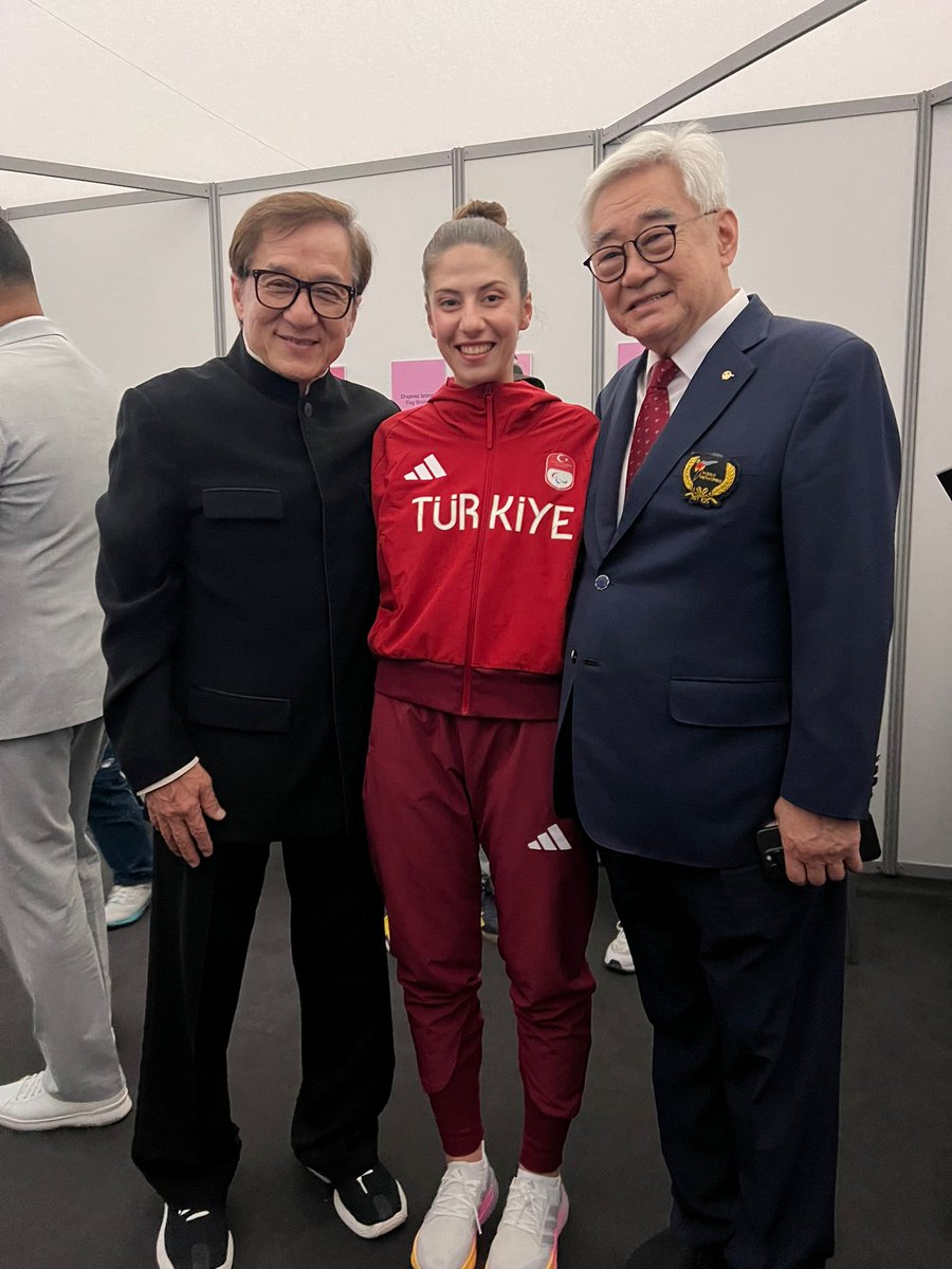 Madalyayı Jackie Chan'den almak mı? 😱❤️🥋 Yaşandı bu da yaşandı 😍 #Paris2024