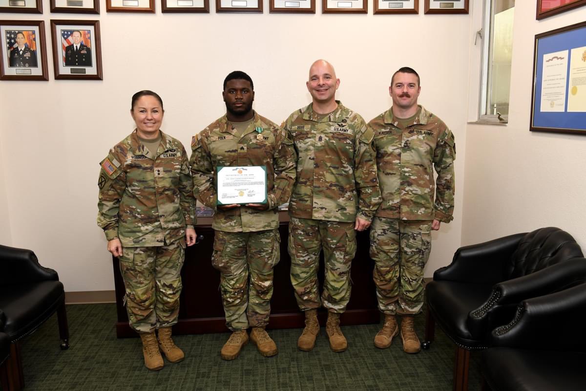 CCADPAO's tweet photo. U.S. Army Sergeant Joseph Folk was presented with the Army Commendation Medal by AMCOM Commanding General Lori Robinson for his selection as the winner of the AMCOM Best Warrior competition in May. Folk is currently serving as a member of the #CCArmyDepot MP’s. #REDFriday https://t.co/efVJKDqZD3