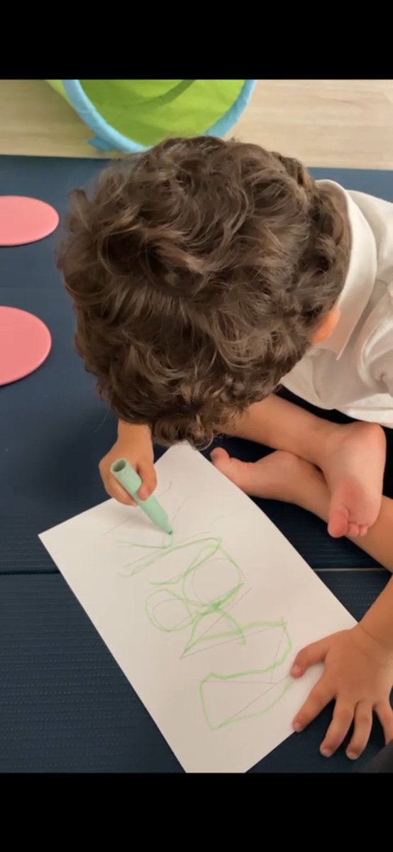 ¡VUELTA AL COLE! 🎒
Coger un lápiz supone un gran esfuerzo para niños con #sindromekabuki. <a href="/FMontemadrid/">Fundación Montemadrid</a> y <a href="/caixabank/">CaixaBank</a>, a través de ayudas como #jóvenesycercanasONG han hecho posible que niños con SK reciban fisio, psicomotricidad o atención temprana y facilitar la vuelta al cole.