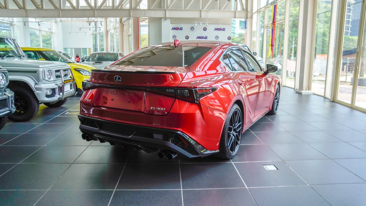 amirdankereta's tweet photo. Fakta menarik : LEXUS bermaksud Luxury EXport to US.

When luxury meets sports, terhasillah LEXUS IS 300 ni. Tapi jarang nampak atas jalan raya dan tidak menjadi pilihan utama orang kaya. Sebab dengan harga 200k lebih nak dekat 300k, ramai prefer brand conti. https://t.co/ehRrkbrWIV