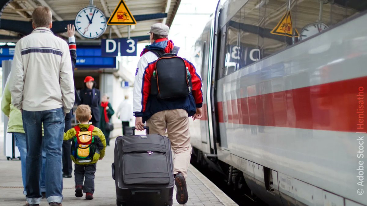 Wie effektiv war das #9EuroTicket? Eine neue Studie zeigt, dass sich der Autoverkehr in dieser Zeit um 4 bis 5% verringerte. Weil sie stärker ausgelastet waren, verspäteten sich Züge aber 30% häufiger. Zur Publikation👉ifo.de/publikationen/… <a href="/SarahNecker/">Sarah Necker</a> <a href="/JorgPaetzold/">Jörg Paetzold</a> #ifoFürth