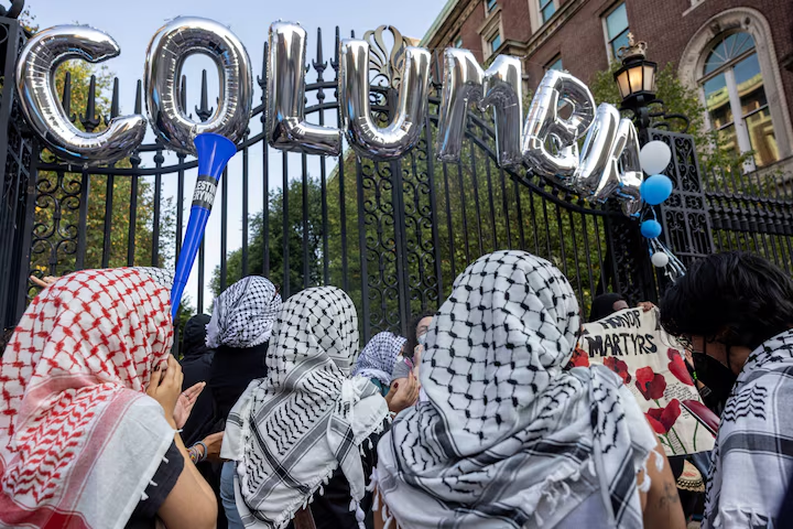 MarioNawfal's tweet photo. 🚨🇺🇸 PRO-PALESTINIAN STUDENT PROTESTS RESUME AT COLUMBIA UNIVERSITY AMID NEW SECURITY MEASURES

Days before the new school year, pro-Palestinian student protesters returned to Columbia University, chanting and banging drums outside a convocation ceremony.

The university, still recovering from last spring's protests that led to arrests and calls for divestment from Israel, has implemented new security measures, including restricted access to campus and increased police presence, to manage the demonstrations.

Source: Reuters